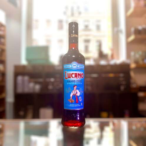 Produktbild Lucano Amaro Zero Alt‑Attribut: Lucano Amaro Zero alkoholfrei kaufen bei Belle Booze Not-Alcoholic Lucano Spritz Alt‑Attribut: Lucano Amaro Zero Spritz alkoholfrei mit Orangenscheibe Flasche vor Zitrusbäumen Alt‑Attribut: Lucano Amaro Zero – mediteraner alkoholfreier Aperitif