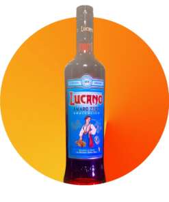 Produktbild Lucano Amaro Zero Alt‑Attribut: Lucano Amaro Zero alkoholfrei kaufen bei Belle Booze Not-Alcoholic Lucano Spritz Alt‑Attribut: Lucano Amaro Zero Spritz alkoholfrei mit Orangenscheibe Flasche vor Zitrusbäumen Alt‑Attribut: Lucano Amaro Zero – mediteraner alkoholfreier Aperitif