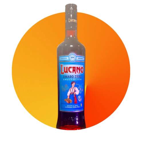 Produktbild Lucano Amaro Zero Alt‑Attribut: Lucano Amaro Zero alkoholfrei kaufen bei Belle Booze Not-Alcoholic Lucano Spritz Alt‑Attribut: Lucano Amaro Zero Spritz alkoholfrei mit Orangenscheibe Flasche vor Zitrusbäumen Alt‑Attribut: Lucano Amaro Zero – mediteraner alkoholfreier Aperitif
