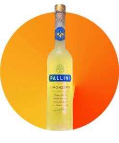Produktbild Pallini Limonzero Alt: Pallini Limonzero alkoholfreie Limoncello Alternative kaufen bei Belle Booze Zero Spritz im Glas mit Zitronenscheibe Alt: Zero Spritz mit Pallini Limonzero alkoholfreier Aperitif Flasche Pallini Limonzero vor Zitronenbäumen Alt: Pallini Limonzero – Amalfi Zitrone alkoholfreier Genuss