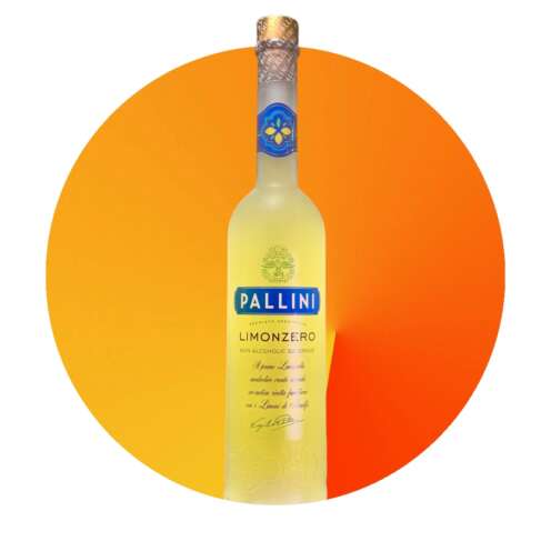 Produktbild Pallini Limonzero Alt: Pallini Limonzero alkoholfreie Limoncello Alternative kaufen bei Belle Booze Zero Spritz im Glas mit Zitronenscheibe Alt: Zero Spritz mit Pallini Limonzero alkoholfreier Aperitif Flasche Pallini Limonzero vor Zitronenbäumen Alt: Pallini Limonzero – Amalfi Zitrone alkoholfreier Genuss