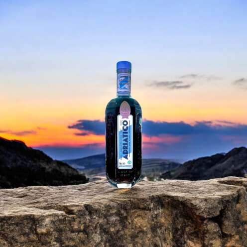 Produktbild Adriatico Amaretto Zero Alt‑Attribut: Adriatico Amaretto Zero alkoholfrei kaufen bei Belle Booze Amaretto Sour Zero im Glas Alt‑Attribut: Amaretto Zero Sour Mocktail – alkoholfrei mit Zitronenzeste Flasche vor mediterranem Hintergrund Alt‑Attribut: Adriatico Amaretto Zero – alkoholfreier italienischer Mandelgenuss