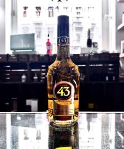 Produktbild Licor 43 Alt-Attribut: Licor 43 kaufen bei Belle Booze Glas mit Licor 43 auf Eis Alt-Attribut: Licor 43 pur auf Eis genießen Carajillo 43 mit Espresso Alt-Attribut: Licor 43 im Carajillo mit Espresso