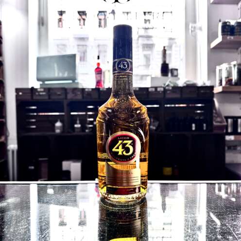 Produktbild Licor 43 Alt-Attribut: Licor 43 kaufen bei Belle Booze Glas mit Licor 43 auf Eis Alt-Attribut: Licor 43 pur auf Eis genießen Carajillo 43 mit Espresso Alt-Attribut: Licor 43 im Carajillo mit Espresso
