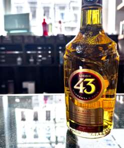 Produktbild Licor 43 Alt-Attribut: Licor 43 kaufen bei Belle Booze Glas mit Licor 43 auf Eis Alt-Attribut: Licor 43 pur auf Eis genießen Carajillo 43 mit Espresso Alt-Attribut: Licor 43 im Carajillo mit Espresso