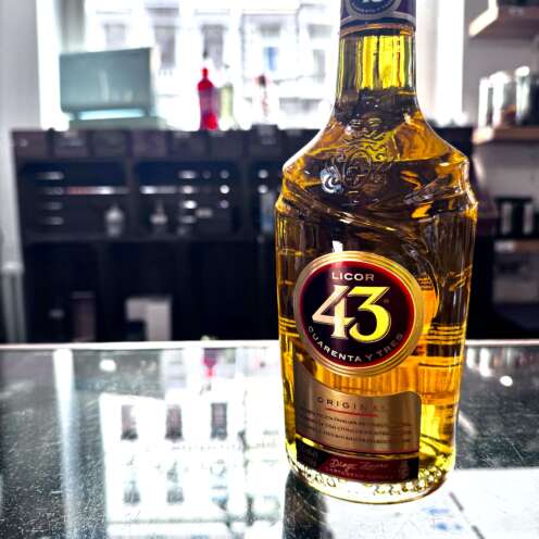 Produktbild Licor 43 Alt-Attribut: Licor 43 kaufen bei Belle Booze Glas mit Licor 43 auf Eis Alt-Attribut: Licor 43 pur auf Eis genießen Carajillo 43 mit Espresso Alt-Attribut: Licor 43 im Carajillo mit Espresso