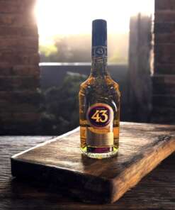 Produktbild Licor 43 Alt-Attribut: Licor 43 kaufen bei Belle Booze Glas mit Licor 43 auf Eis Alt-Attribut: Licor 43 pur auf Eis genießen Carajillo 43 mit Espresso Alt-Attribut: Licor 43 im Carajillo mit Espresso