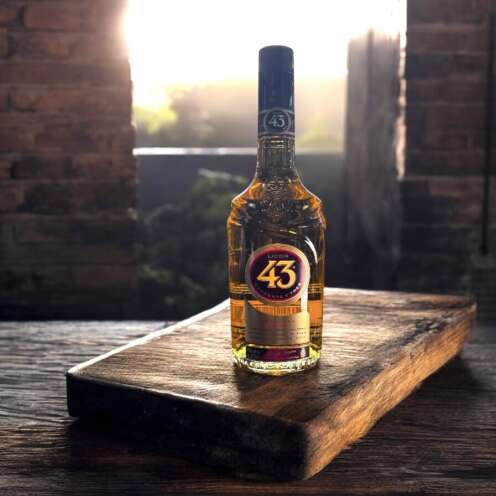 Produktbild Licor 43 Alt-Attribut: Licor 43 kaufen bei Belle Booze Glas mit Licor 43 auf Eis Alt-Attribut: Licor 43 pur auf Eis genießen Carajillo 43 mit Espresso Alt-Attribut: Licor 43 im Carajillo mit Espresso