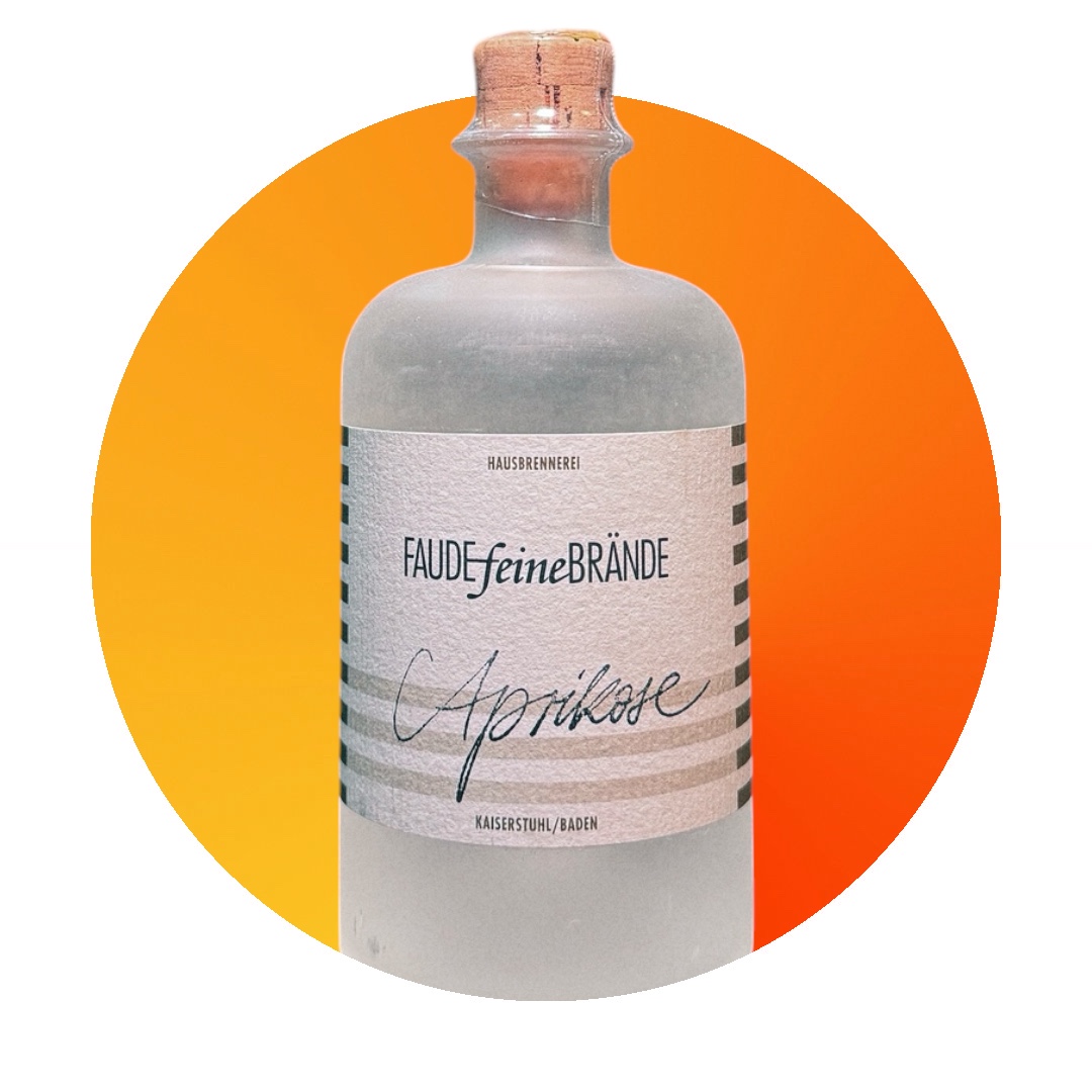 Produktbild Faude Aprikose Alt Attribut: Faude Aprikose kaufen bei Belle Booze Faude Aprikose im Nosing Glas Alt Attribut: Faude Aprikose Edelbrand pur genießen Flasche Faude Aprikose mit frischen Aprikosen Alt Attribut: Faude Aprikose Edelbrand aus sonnengereiften Aprikosen