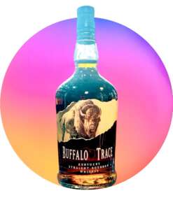 Produktbild Buffalo Trace Bourbon Alt Attribut Buffalo Trace Bourbon 45 Prozent Whiskey kaufen bei Belle Booze Bourbon Glas mit Vanille und Karamellnoten Alt Attribut Buffalo Trace Bourbon Vanille Karamell und Eichenaromen Flasche vor Holzfass oder Lagerhaus Kulisse Alt Attribut Buffalo Trace Bourbon klassische Reifung in amerikanischer Eiche