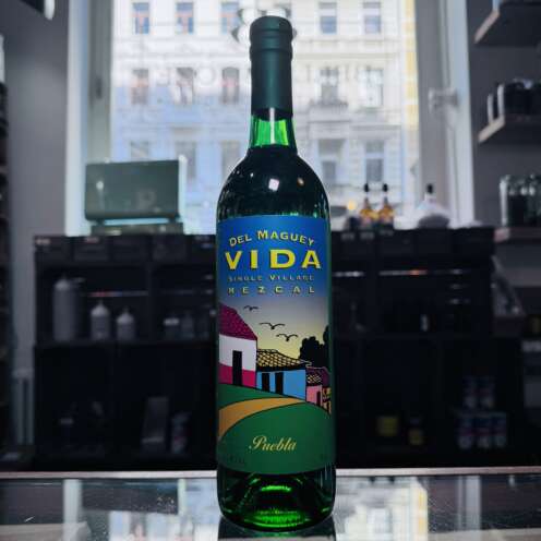 Produktbild Mezcal Vida Puebla Alt Attribut Mezcal Vida Puebla kaufen bei Belle Booze Mezcal Glas mit Rauch und Limette Alt Attribut Mezcal Vida Puebla rauchige Agave im Glas Flasche vor Agavenfeld Kulisse Alt Attribut Mezcal Vida Puebla aus Puebla Mexiko