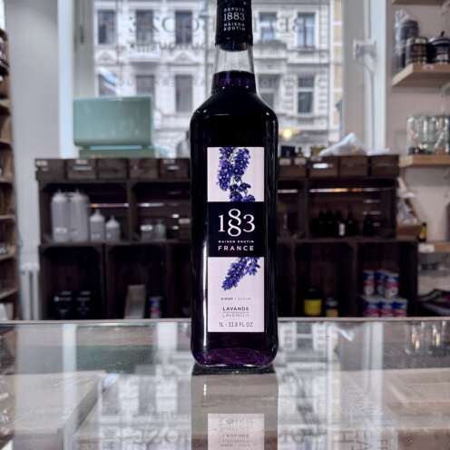 Produktbild 1883 Lavendelsirup Alt Attribut: 1883 Maison Routin Lavendelsirup kaufen bei Belle Booze Lavendel Latte mit violettem Sirup Alt Attribut: 1883 Lavendelsirup im Kaffeegetränk bei Belle Booze Flasche vor Lavendelfeld Hintergrund Alt Attribut: 1883 Maison Routin Lavendelsirup aus Frankreich