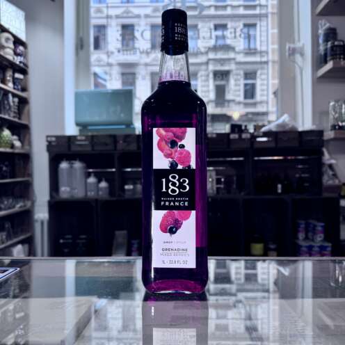 Produktbild 1883 Grenadine Sirup Alt Attribut 1883 Grenadine Sirup kaufen bei Belle Booze Cocktail mit rotem Farbverlauf Alt Attribut 1883 Grenadine im Tequila Sunrise Flasche im Bar Setting Alt Attribut 1883 Grenadine Sirup für Cocktails