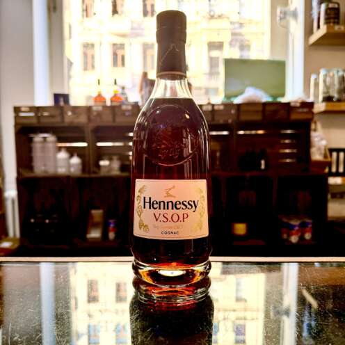 Produktbild Hennessy VSOP Privilège Alt Attribut: Hennessy VSOP Privilège Cognac kaufen bei Belle Booze Cognacschwenker mit rotbernsteinfarbenem VSOP auf Eis Alt Attribut: Hennessy VSOP Privilège Cognac im Schwenker bei Belle Booze Hennessy Destillerie und Limousin Eichenfässer Cognac Frankreich Alt Attribut: Hennessy VSOP Privilège Jas Hennessy und Co Cognac Frankreich