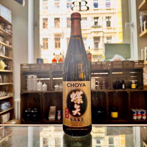 Produktbild Choya Sake Alt Attribut: Choya Sake Junmai Japanischer Reiswein kaufen bei Belle Booze Sake Schälchen mit warmem Sake und Sushi Teller Alt Attribut: Choya Sake warm serviert mit Sushi bei Belle Booze Japanische Reisfelder mit traditioneller Sake Brauerei Alt Attribut: Choya Sake Junmai japanischer Reiswein traditionelle Braukunst