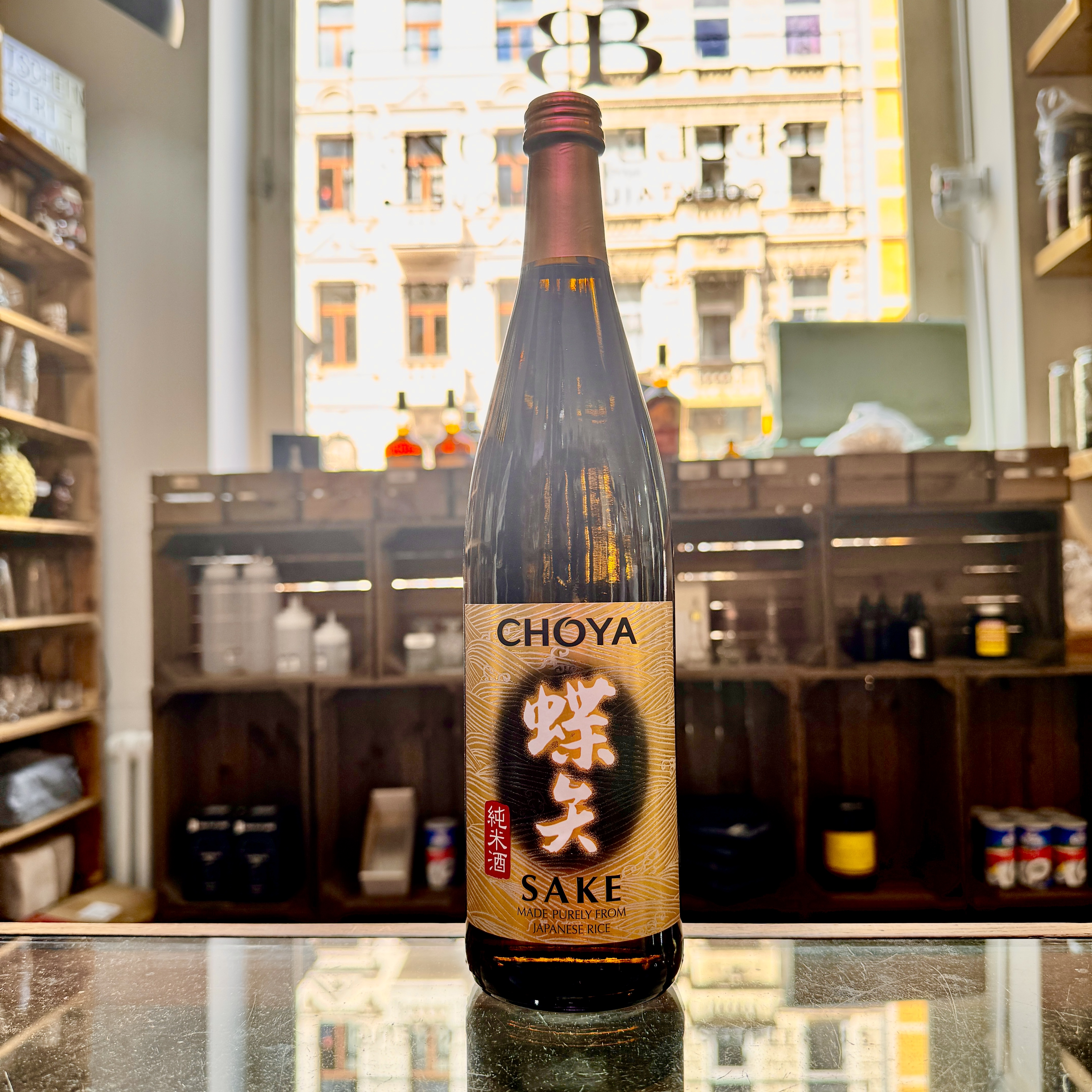 Produktbild Choya Sake Alt Attribut: Choya Sake Junmai Japanischer Reiswein kaufen bei Belle Booze Sake Schälchen mit warmem Sake und Sushi Teller Alt Attribut: Choya Sake warm serviert mit Sushi bei Belle Booze Japanische Reisfelder mit traditioneller Sake Brauerei Alt Attribut: Choya Sake Junmai japanischer Reiswein traditionelle Braukunst