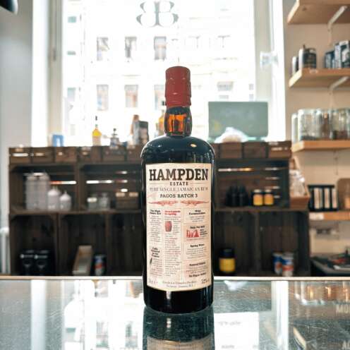 Produktbild Hampden Estate Pagos Batch #3 Alt: Hampden Estate Pagos Batch 3 Pure Single Jamaican Rum kaufen bei Belle Booze Rumglas mit Hampden Pagos Alt: Hampden Estate Pagos Jamaican Rum im Nosing Glas Sherryfass und jamaikanische Pot Still Alt: Hampden Estate Pagos Oloroso Sherry Cask Jamaican Rum