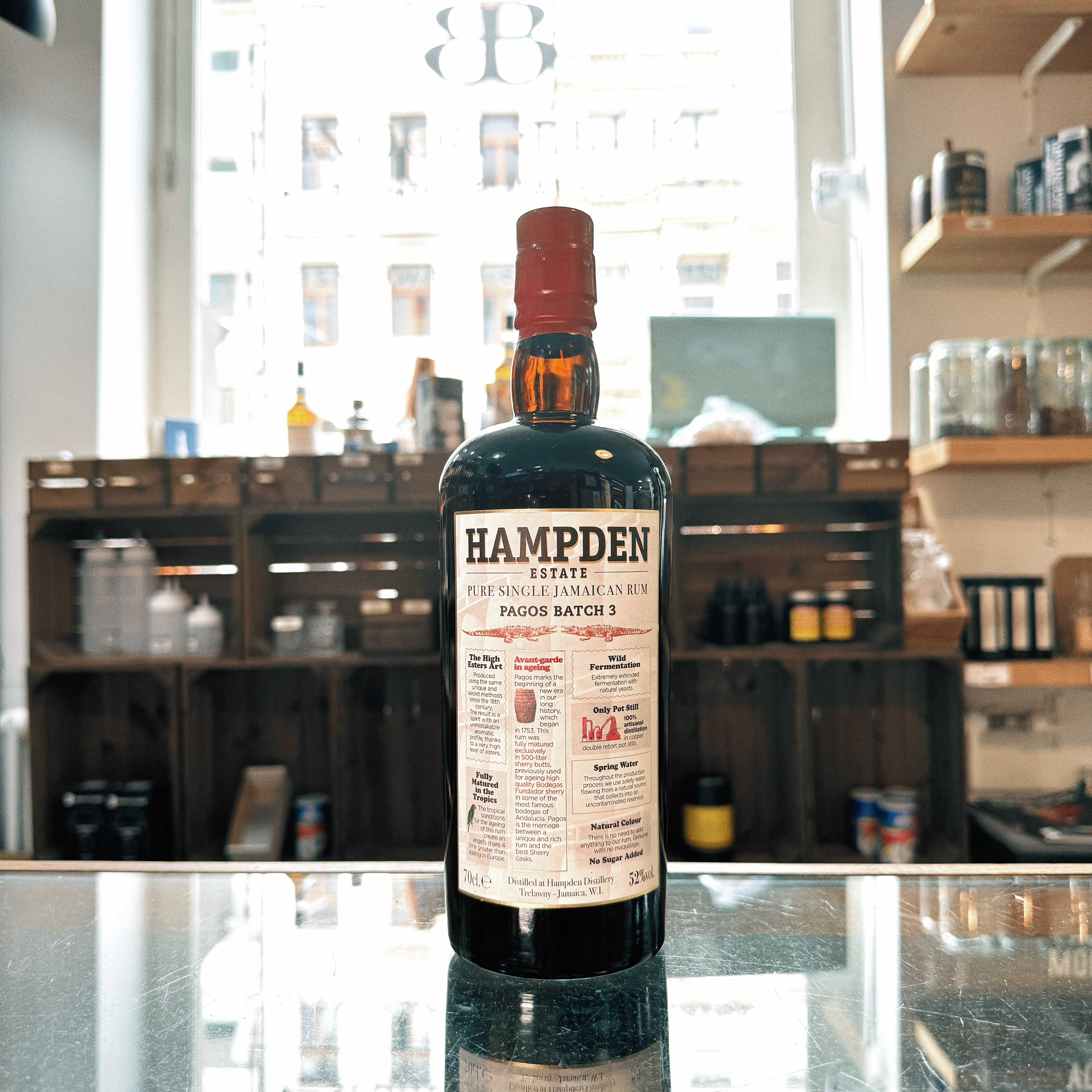 Produktbild Hampden Estate Pagos Batch #3 Alt: Hampden Estate Pagos Batch 3 Pure Single Jamaican Rum kaufen bei Belle Booze Rumglas mit Hampden Pagos Alt: Hampden Estate Pagos Jamaican Rum im Nosing Glas Sherryfass und jamaikanische Pot Still Alt: Hampden Estate Pagos Oloroso Sherry Cask Jamaican Rum