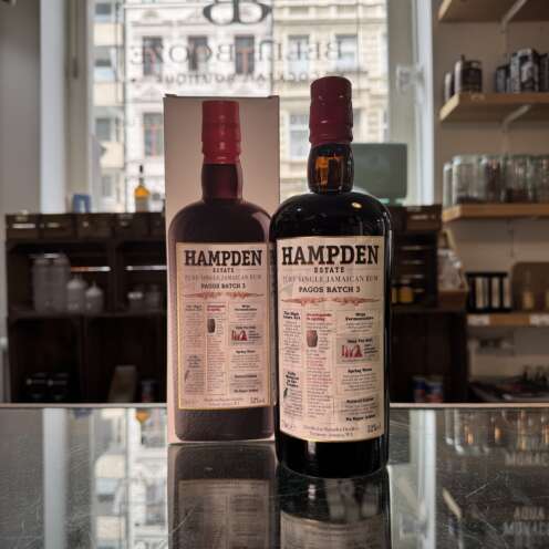 Produktbild Hampden Estate Pagos Batch #3 Alt: Hampden Estate Pagos Batch 3 Pure Single Jamaican Rum kaufen bei Belle Booze Rumglas mit Hampden Pagos Alt: Hampden Estate Pagos Jamaican Rum im Nosing Glas Sherryfass und jamaikanische Pot Still Alt: Hampden Estate Pagos Oloroso Sherry Cask Jamaican Rum