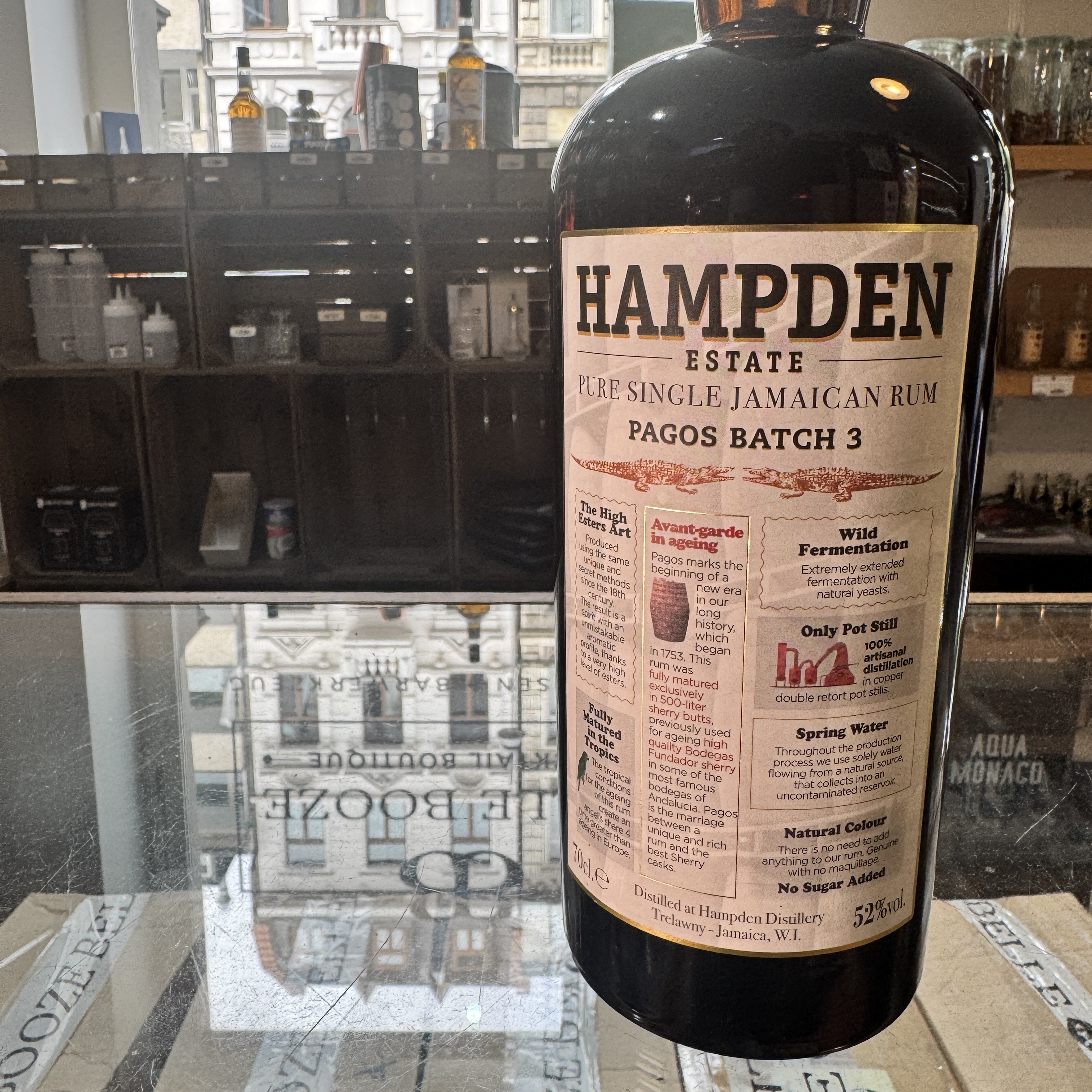 Produktbild Hampden Estate Pagos Batch #3 Alt: Hampden Estate Pagos Batch 3 Pure Single Jamaican Rum kaufen bei Belle Booze Rumglas mit Hampden Pagos Alt: Hampden Estate Pagos Jamaican Rum im Nosing Glas Sherryfass und jamaikanische Pot Still Alt: Hampden Estate Pagos Oloroso Sherry Cask Jamaican Rum